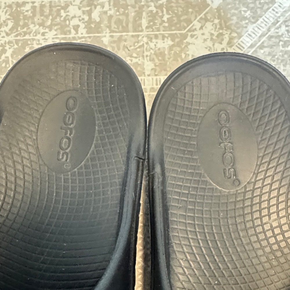 WornOnce/  Black Slip-On Foam Slide Sandals - Picture 2 of 5